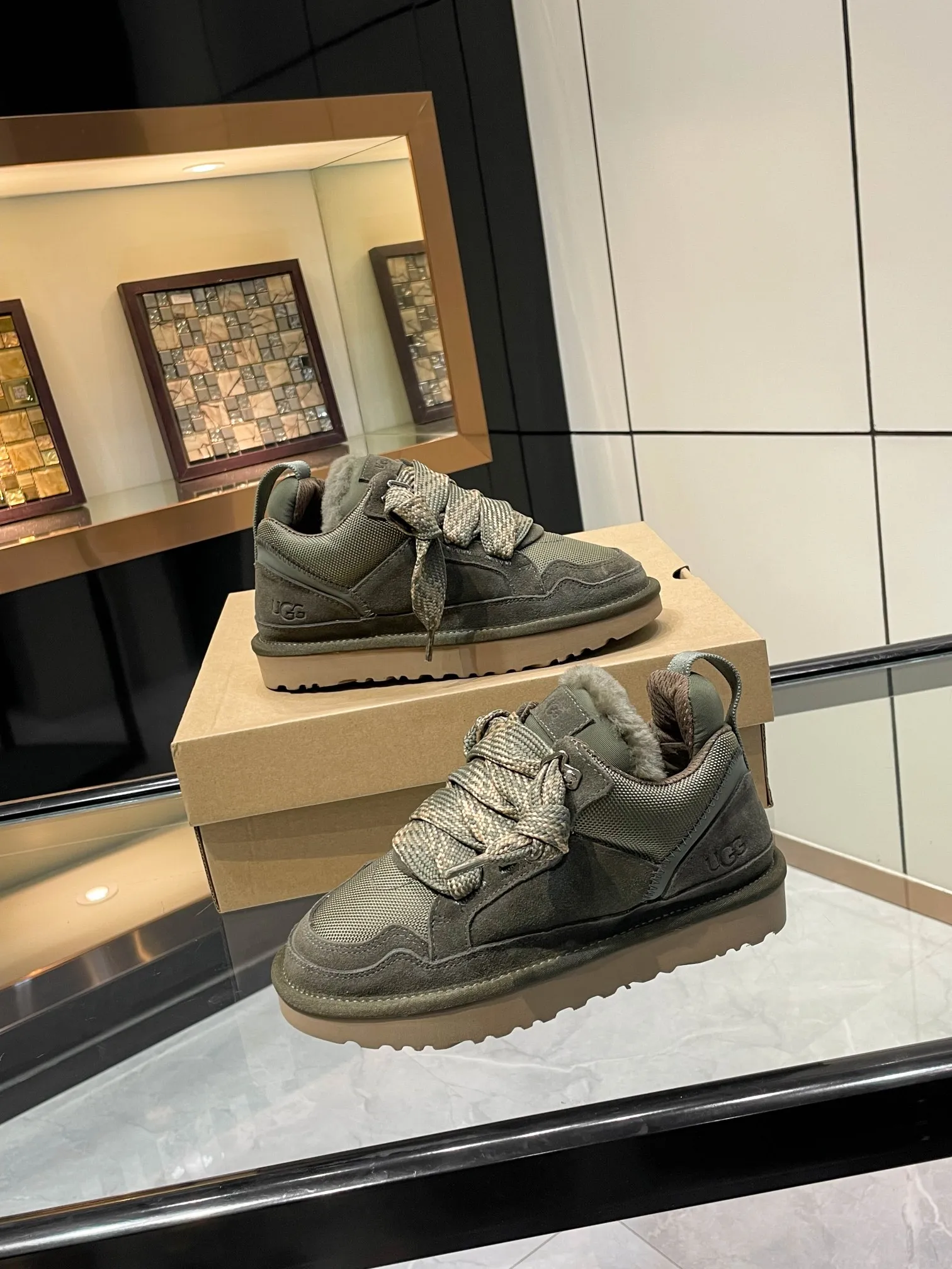 Men's men's shoes P540! UGG~25vs popular platform thick-soled casual shoes series... [Round-toe thick-soled casual shoes] A shoe that does not clash with shirts, simple partition design ➕ spotted outsole, silk curls on the upper, a must-have for autumn and winter, can be worn with any pants or skirt, very comfortable and beautiful on the feet... ❶Material: Original customized cow ➕Breathable mesh ❷Inner lining: Original customized wool ❸ Foot pads: Original customized sheepskin ❹Outsole: Original molded wear-resistant velvet foam outsole ❺Number of codes: 35-41 ❻Packaging: Original full set of packaging ☀Color: Official website updated simultaneously